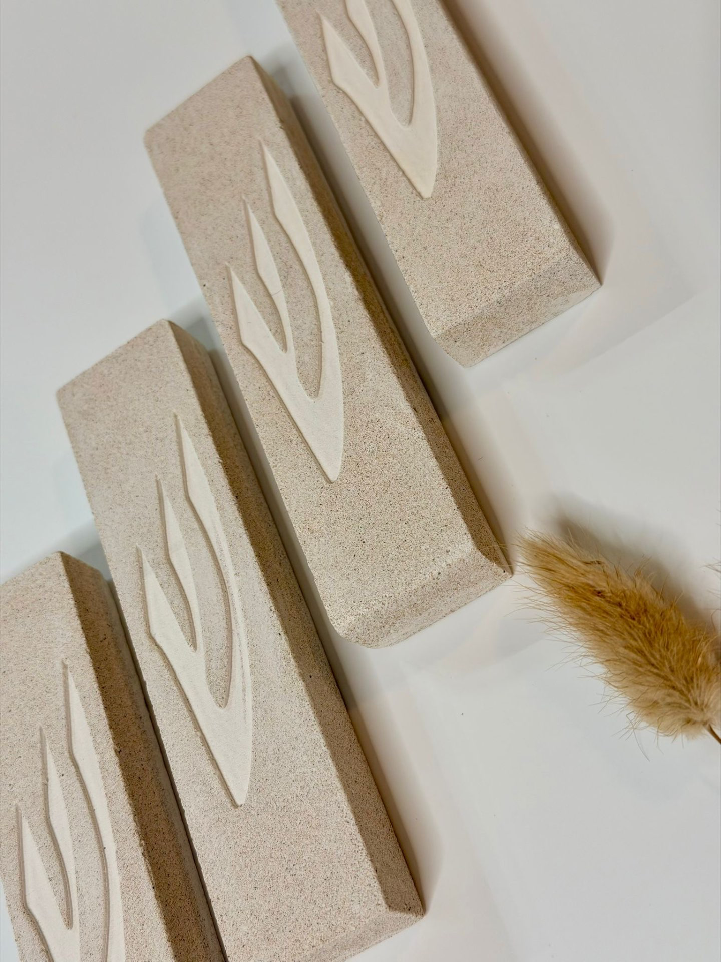 מזוזה עם ש מוטבעת בסגנון אבן גוון בז׳