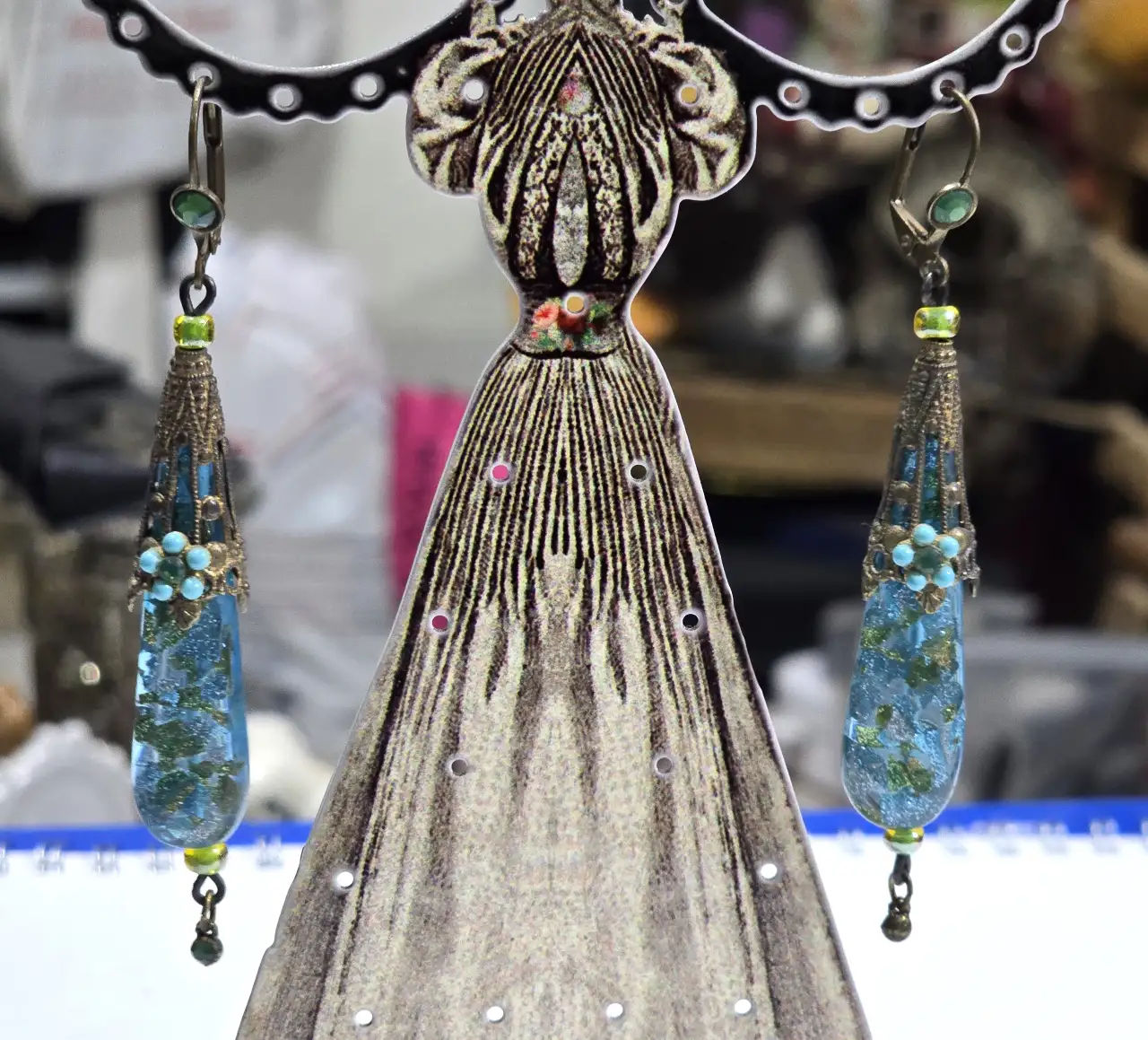 עגילים תלוים של מיכל נגרין אבני סברובסקי ופרח בתורכיז