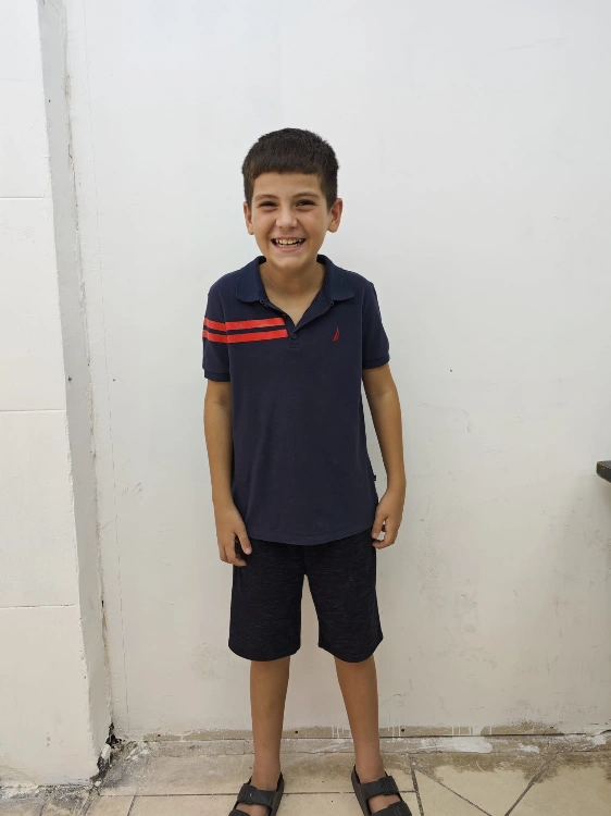 חולצת פולו נאוטיקה כחולה עם פס אדום