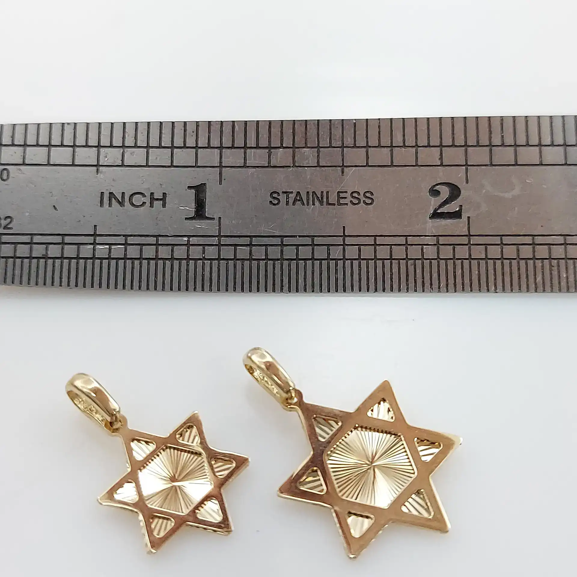 מגן דוד בחריטת שמש זורחת – תליון יודאיקה מזהב 14K