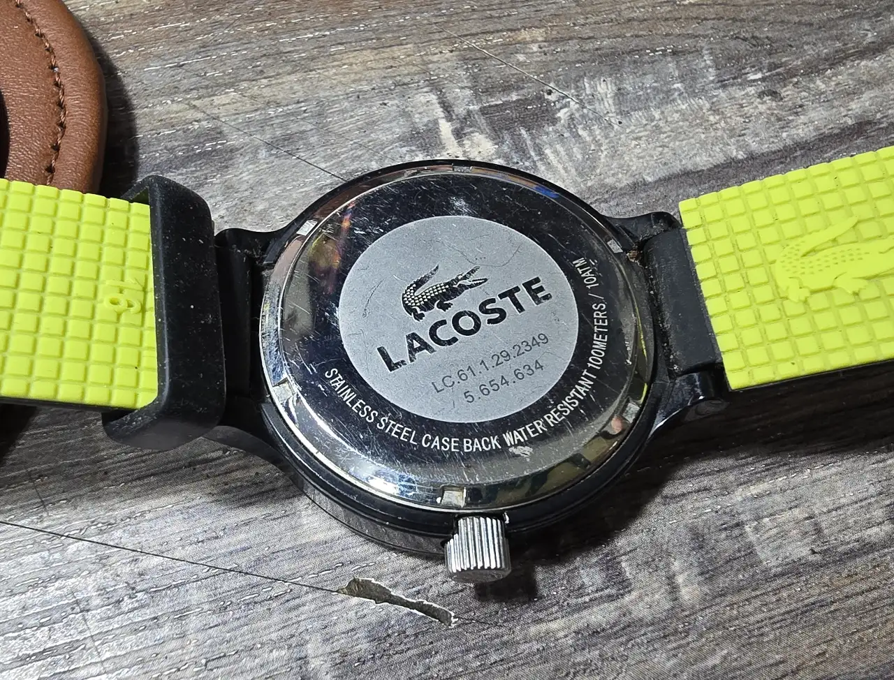 שעון ספורט מצב כחדש במצב עבודה השעון מעוצב בסגנון Lacoste (לקוסט) המותג הצרפתי השעון בגימור שחור עם נגיעות של ירוק