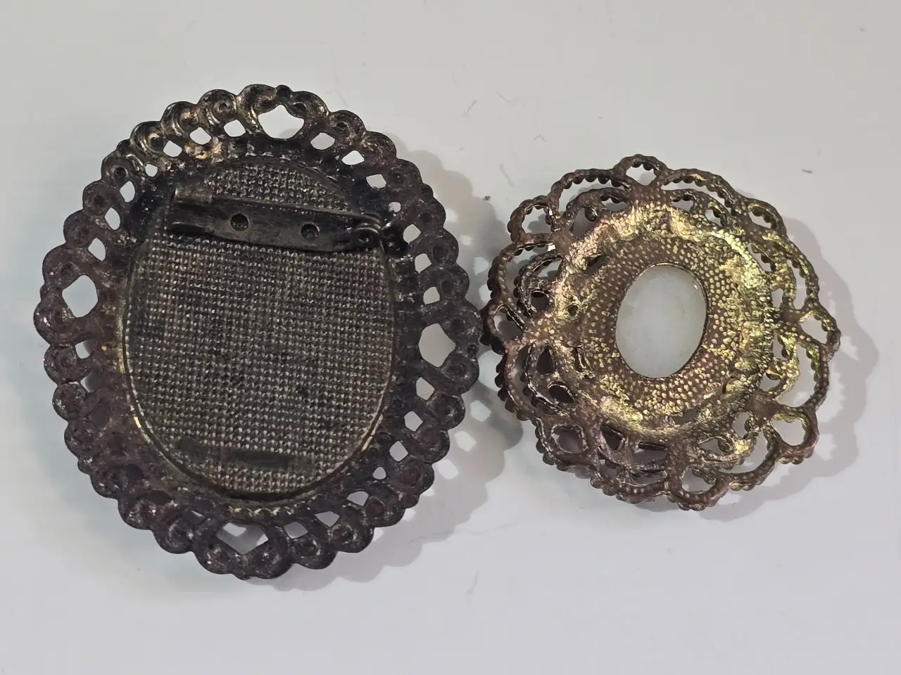 לוט תכשיטים 1. סיכת קמאו וינטג' מידות 5X6 ס"מ 2. תליון קמאו וינטג' מידות 4.5X4.5 ס"מ בסיכה הקטנה חסרה סיכה לא בעיתי