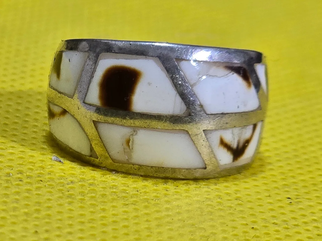 טבעת נאוואחו ילידית אמריקאית (אינדיאנית) מכסף סטרלינג 925 עם פסיפס אגט, מידה: 6.75-7