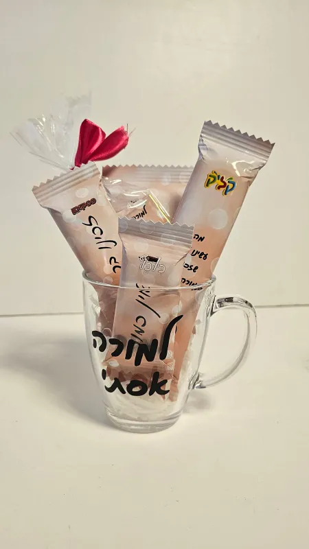 כוס עם שוקולדים