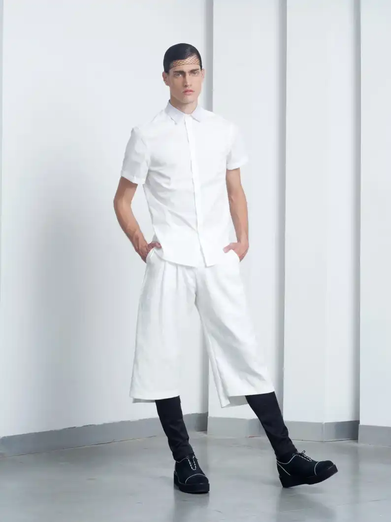 ברמודה לבנה מפשתן לגברים: עיצוב מחויט בהשראה יפנית