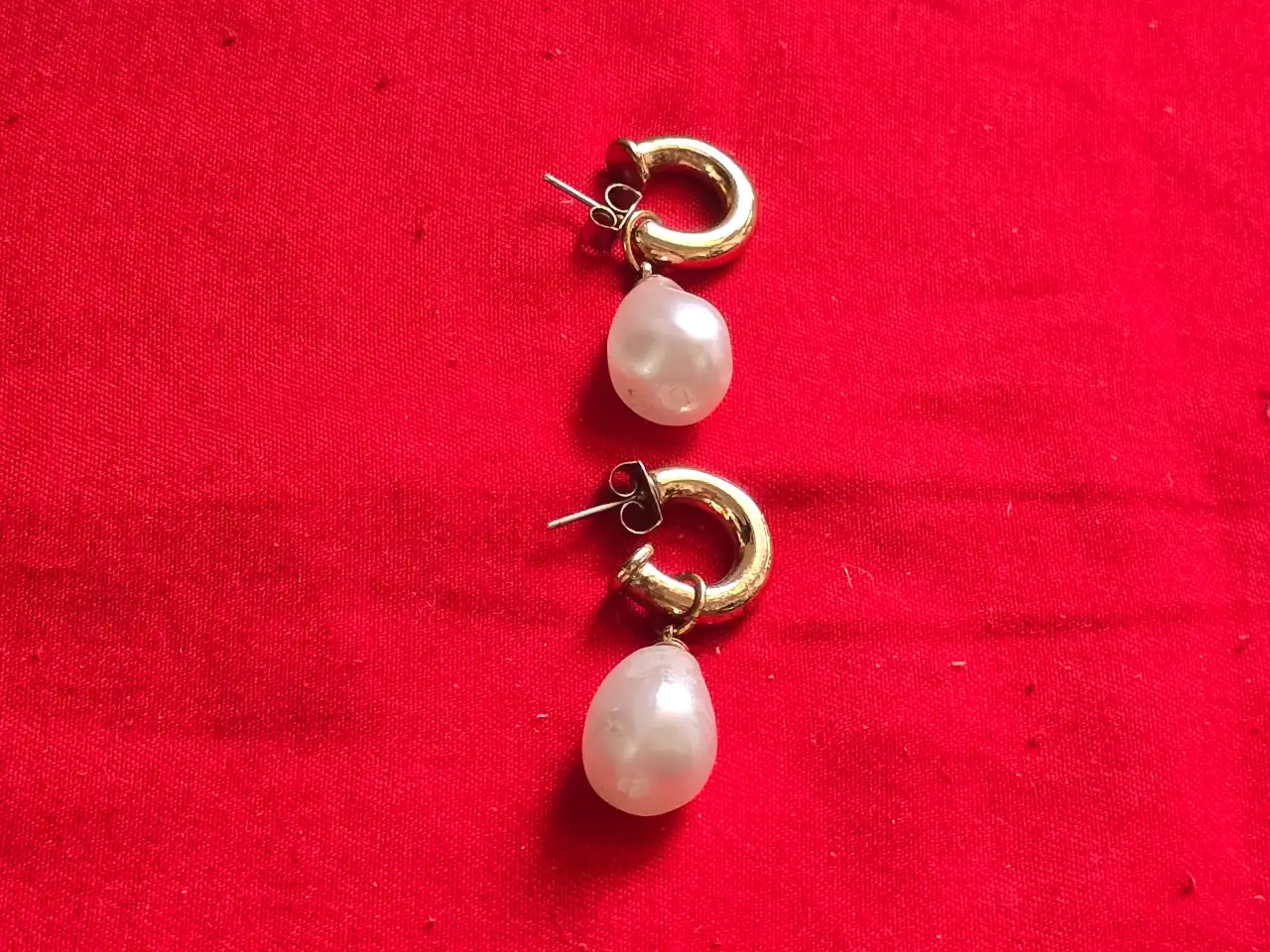 זוג עגילי פנינה עם סוגרים מוזהבים העגיל ורסטילי (רב שימושי ) אפשרי שימוש עם הפנינה ובלי