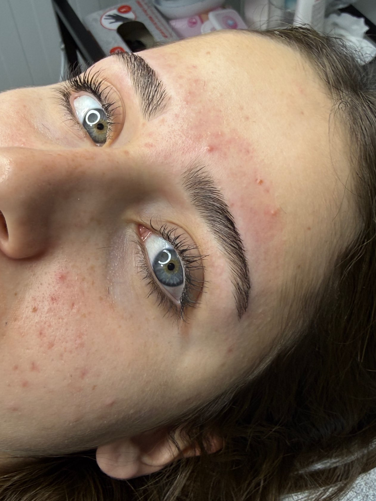 עיצוב גבות טבעיות