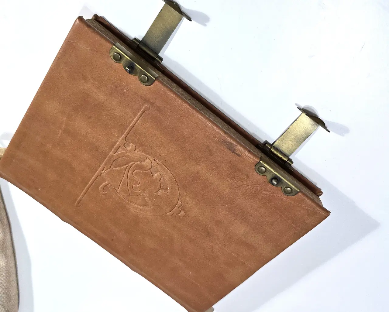 לאספני Disney store מדובר במוצר בלעדי של חנויות דיסני שלוב כריכה דמוי עור וסגרים של מתכת פליז פריט אספני