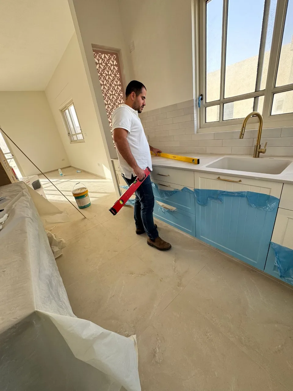 בדיקת מישוריות שיש מטבח