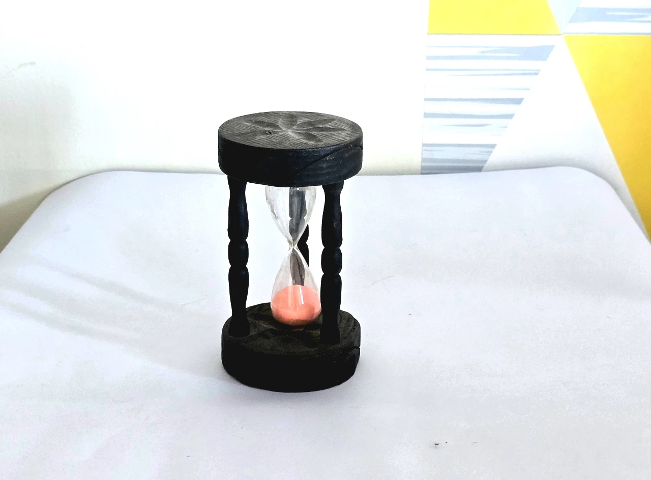 לאספנים שעון חול גדול הונגריה תחילת המאה ה20  עשוי עץ בעבודת יד עובד גובה 19 סמ קוטר 11 סמ