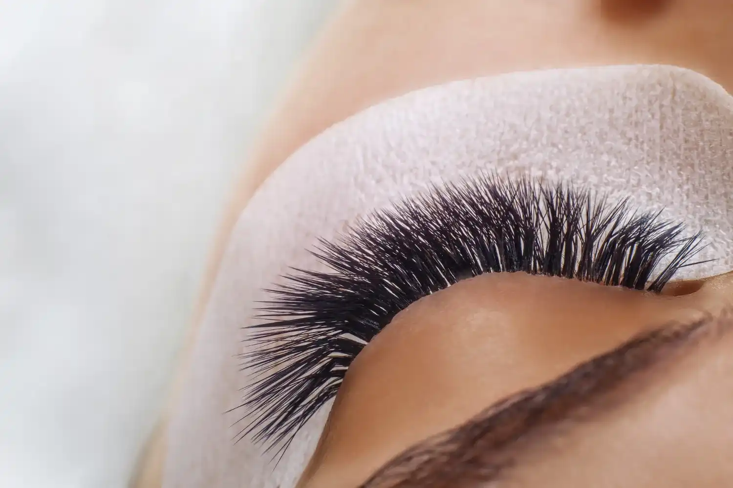 הדבקת ריסים: כל מה שצריך לדעת לפני הטיפול