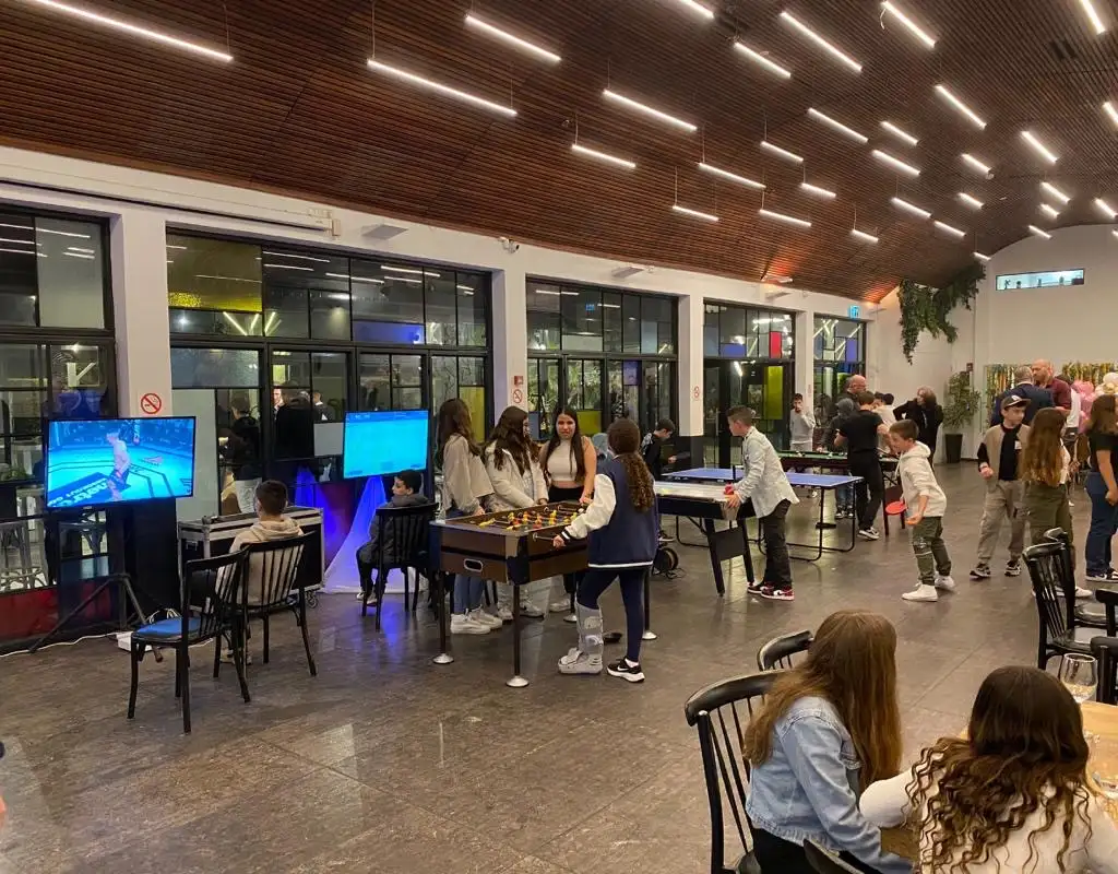 8 שולחנות + מכונות סוכר + פופקורן