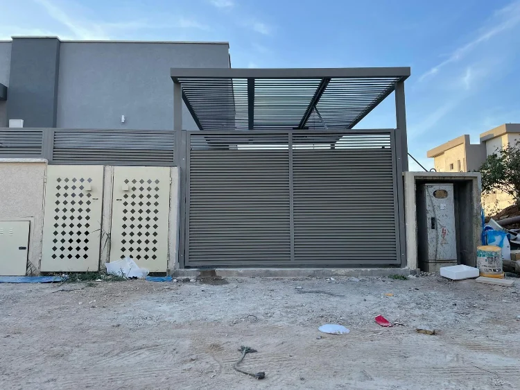 שער כניסה אלומיניום פסים רוחביים 