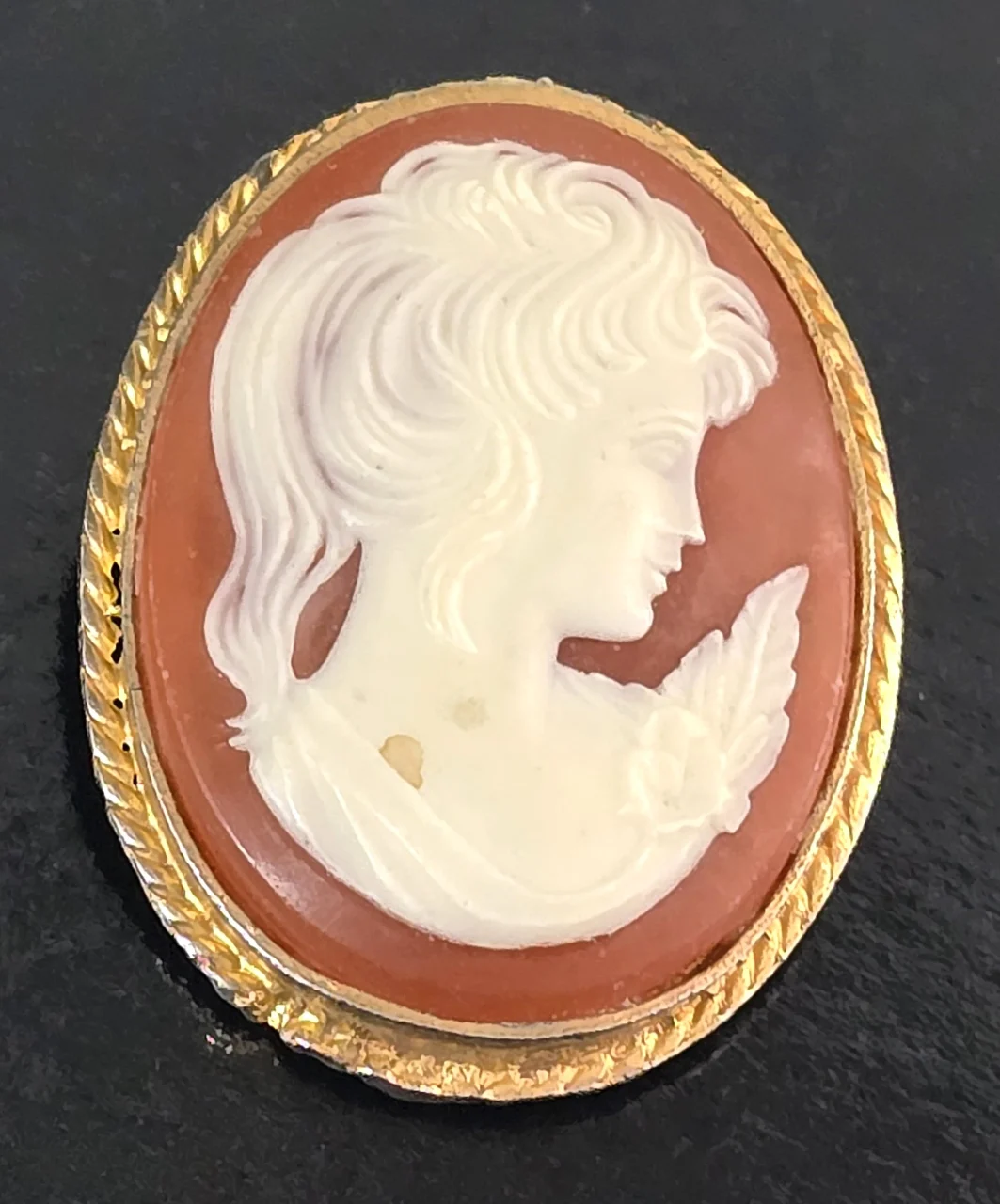 סיכת קמאו אובלית וינט'ג תבליט דמות אישה