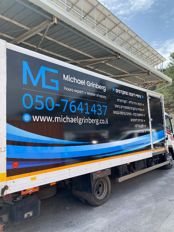 איך מתמודדים עם השמש בשילוט רכבים ?