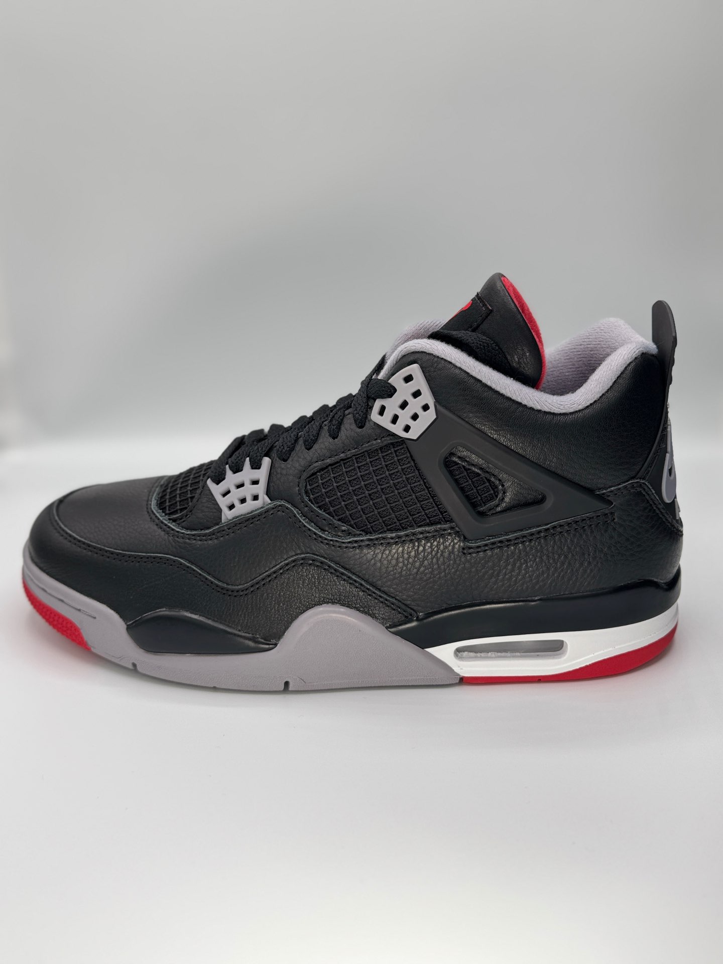 Jordan 4 Retro“ Bred reimagined”
