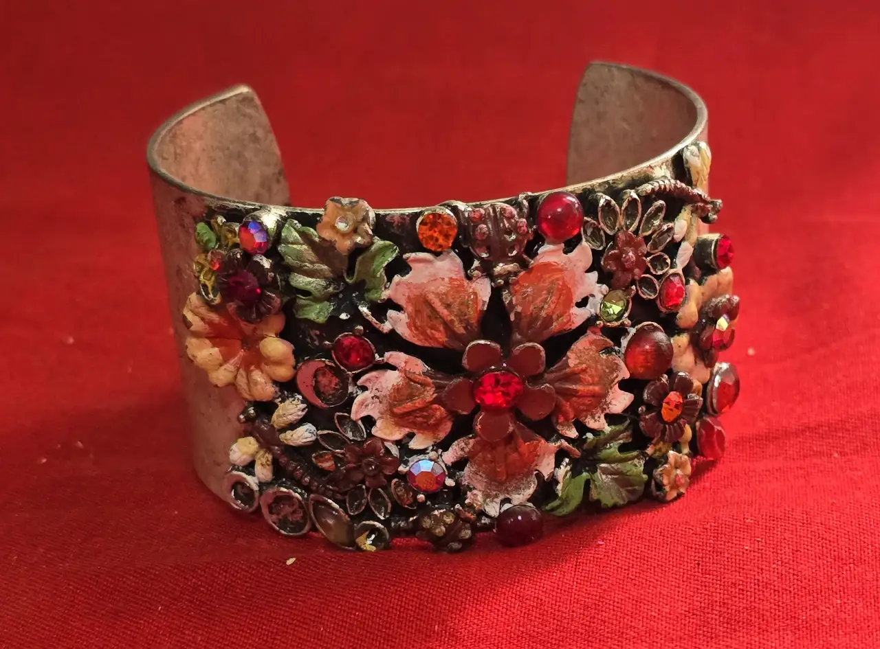 צמיד קשיח רחב עצוב פרחוני עשיר הכולל אמייל צבעוני ואבני סברובסקי צבעוניים הצמיד פתוח