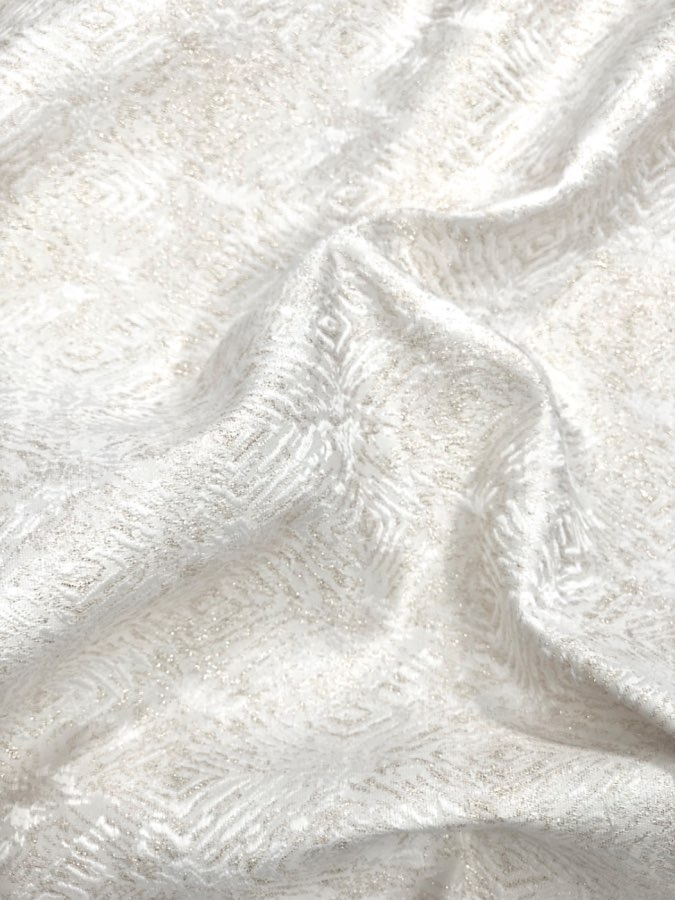 ז׳קארד דגם גיאומטרי צבע לבן