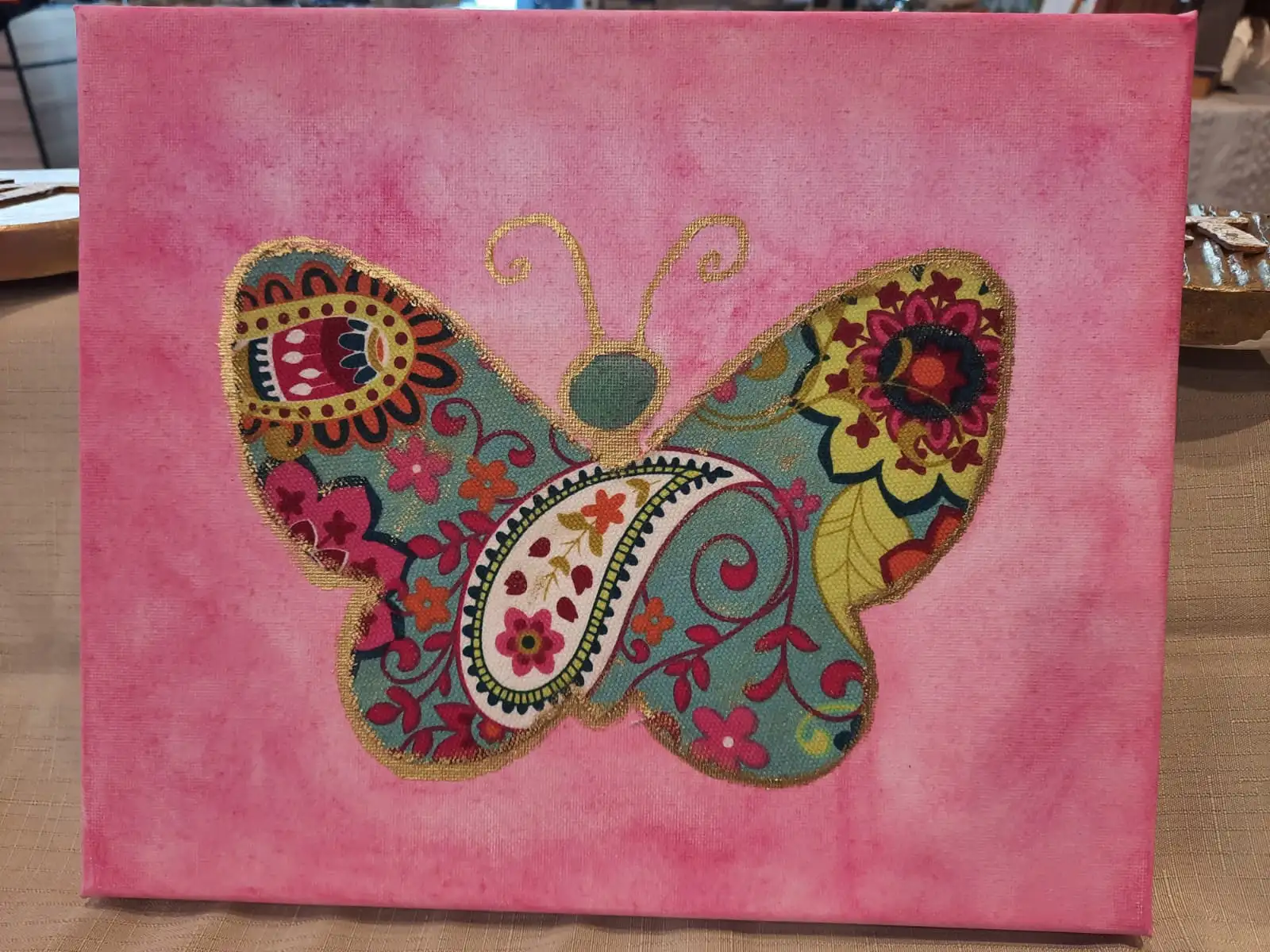 פרפר 3D על קנבס