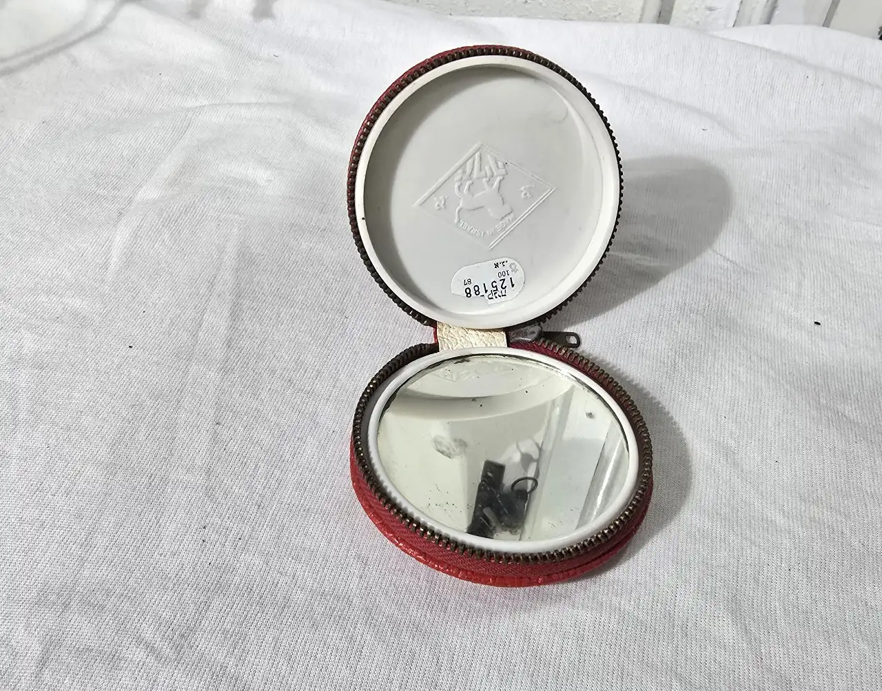 פודריה ישנה מאד עם בולי מס קניה במצב מעולה חתום ח'ב אריה  ישראל שנות ה.60