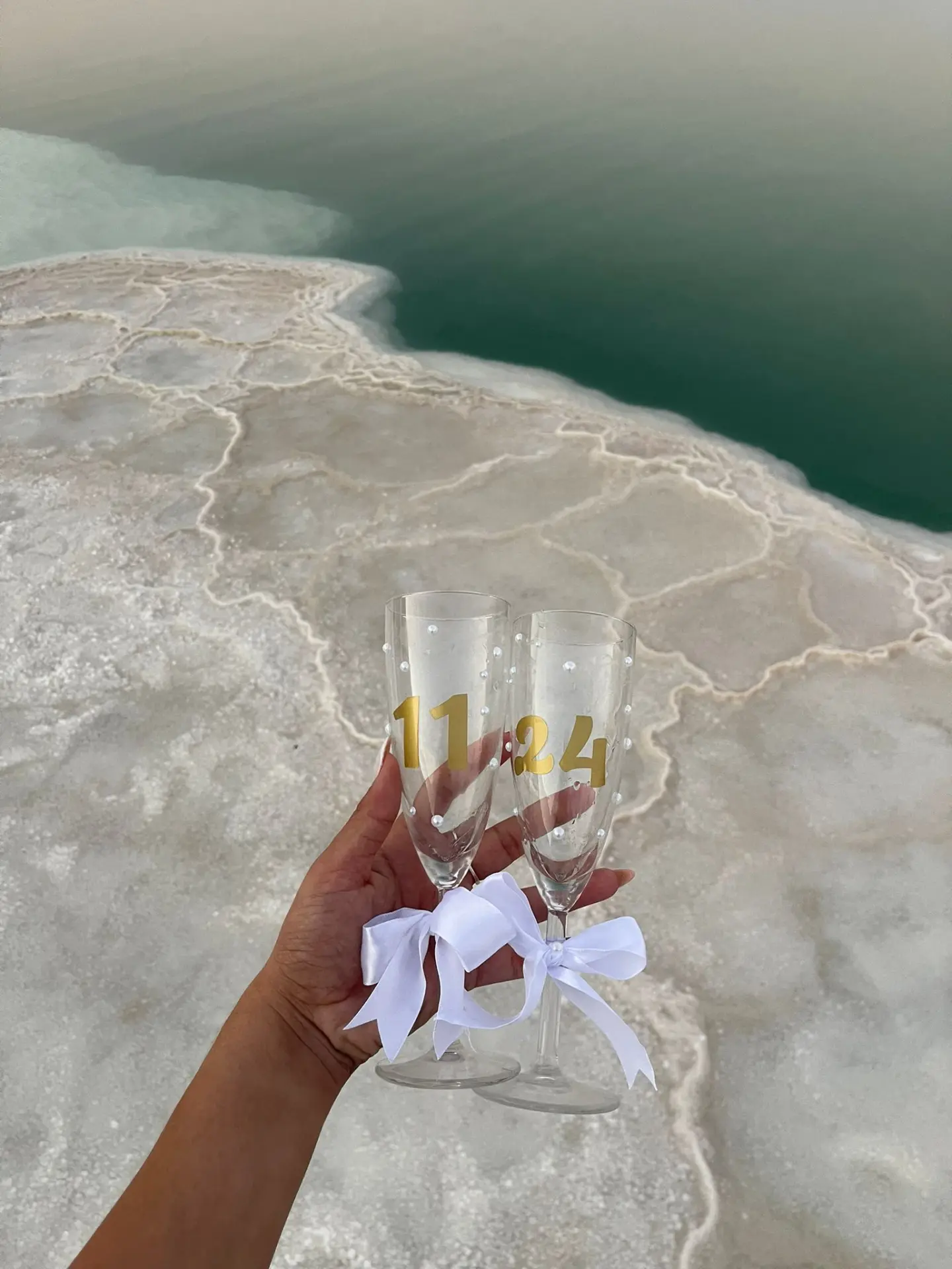 בקבוק יין מעוצב וכוסות