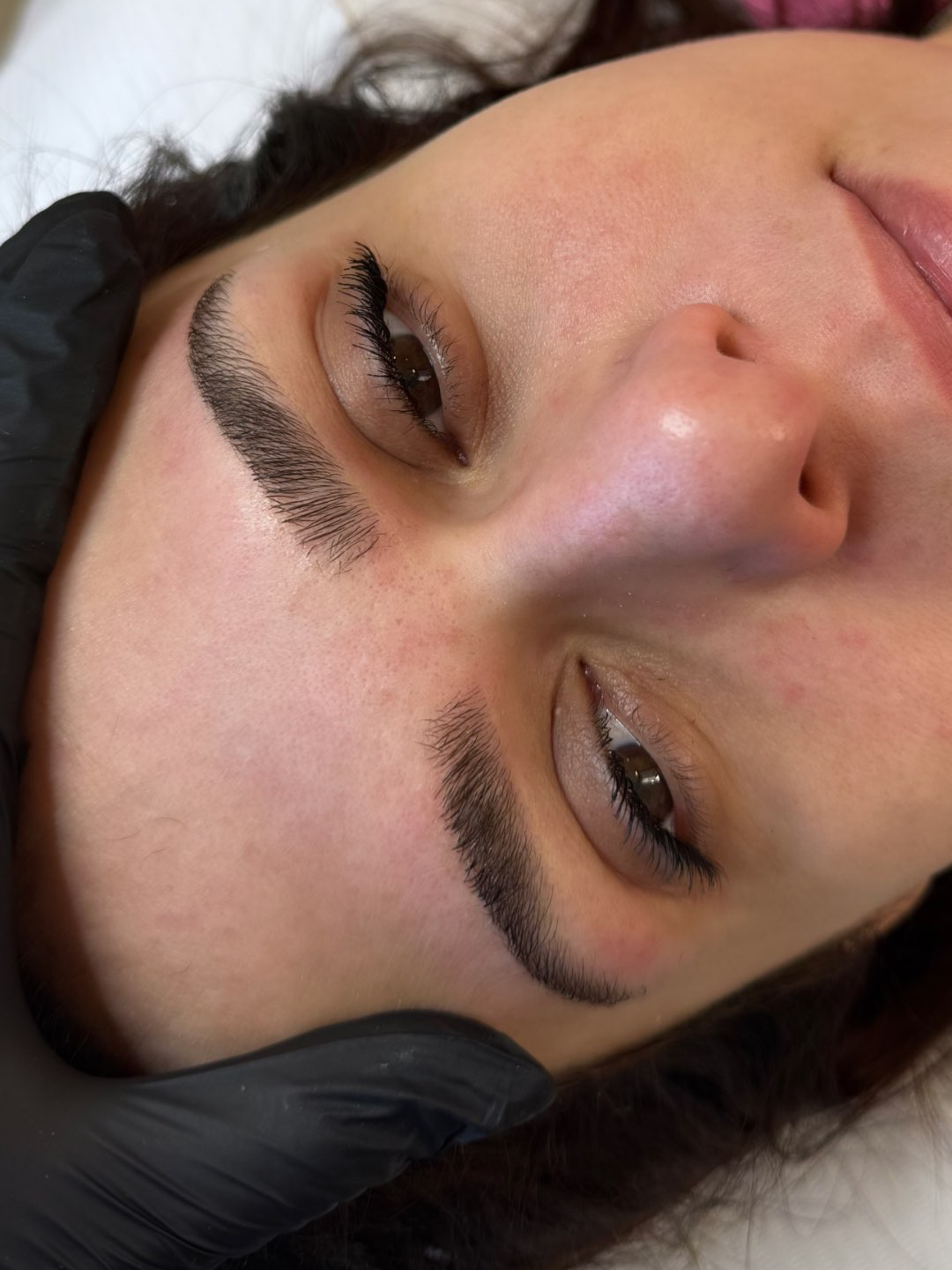 עיצוב גבות טבעיות