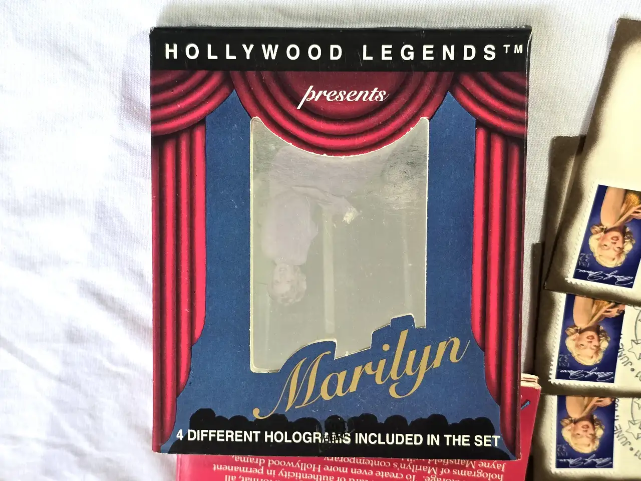 לוט 10 פריטי אספנות מרלין מונרו 1. מטבע לכבוד מרלין מונרו בתוך מעטפה מבויילת לכבוד מרלין מונרו 2 . 4 מאגדי קלפי אספנות מספר קלפים בכול מארז 3. 5 מעטפות מבוילות לכבוד מרלין מונרו