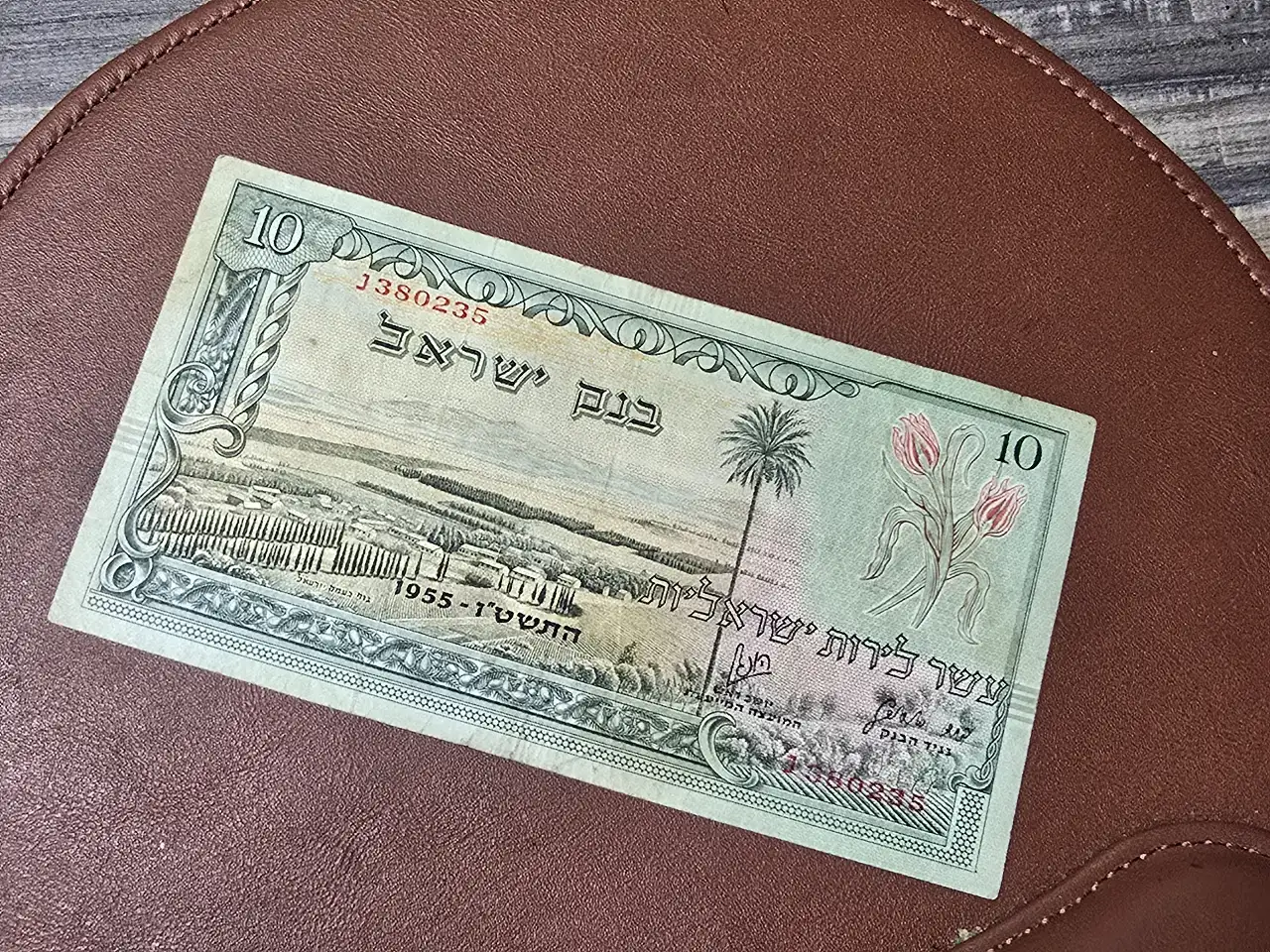 ישראל שטר של 10 לירות מסדרת הנופים.מס סידורי מיוחד וקצר צבע אדום המבוקש בנק ישראל, 1955- נייר חזק שלם וצבעים חדים ויפים.במצב חדש .