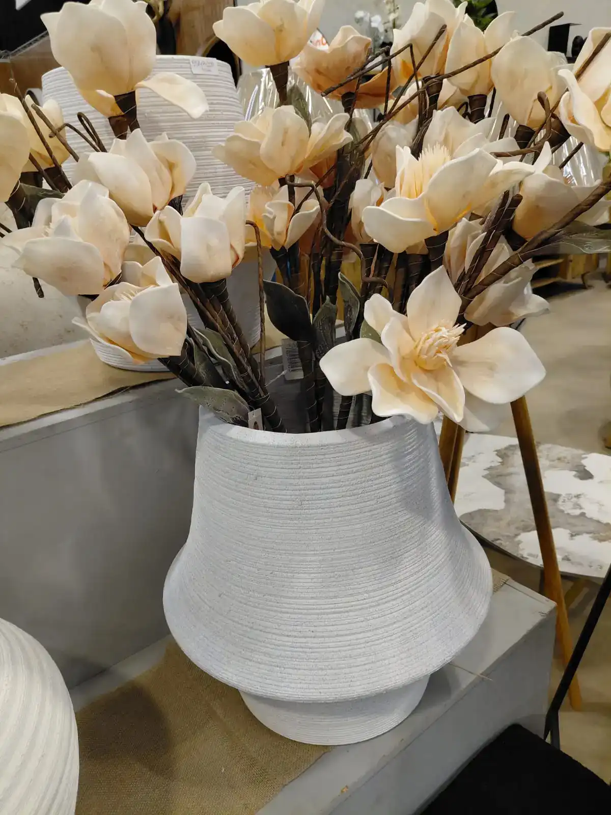 אגרטל עם פרחי מגנוליה מלאכותיים