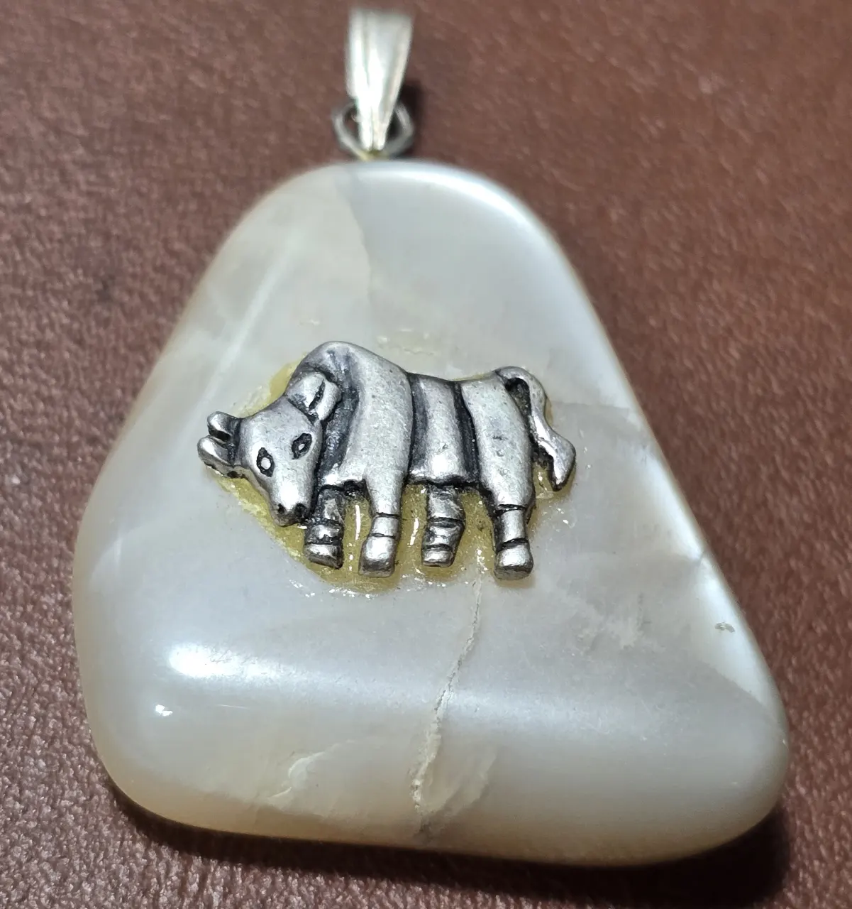 תליון אבן טבעי שילוב כסף עבודת יד אלמנט מרכזי שור או פרה . מידות 4 על 3 ס"מ