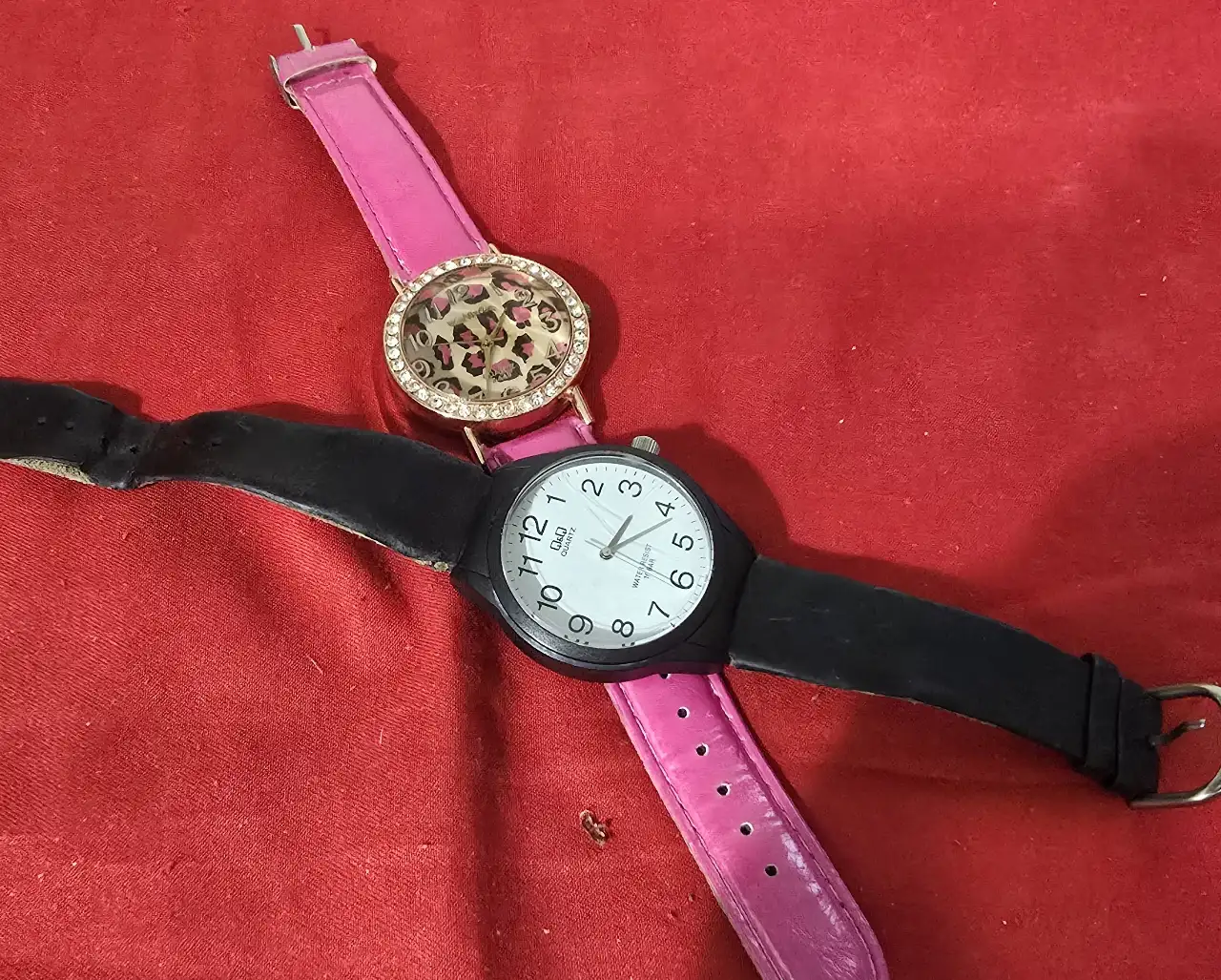 צמד שעונים חדשים ועובדים חוסר בסוללות