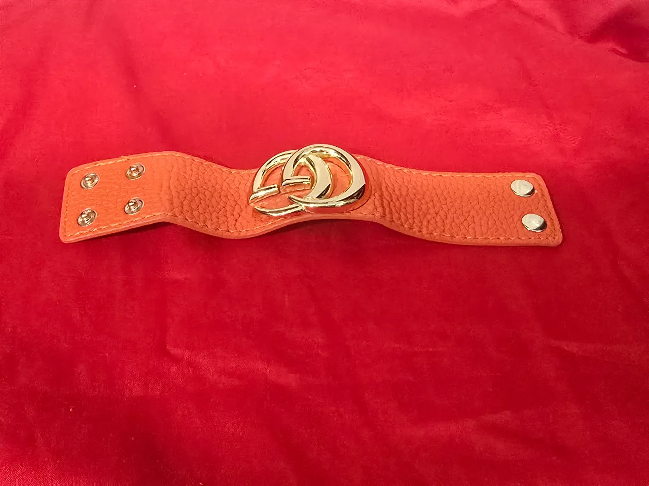 צמיד עור כתום לנשים של המותג (Gucci) מסדרת GG Marmont הכולל אבזם מוזהב בצורת סמל המותג הכפול