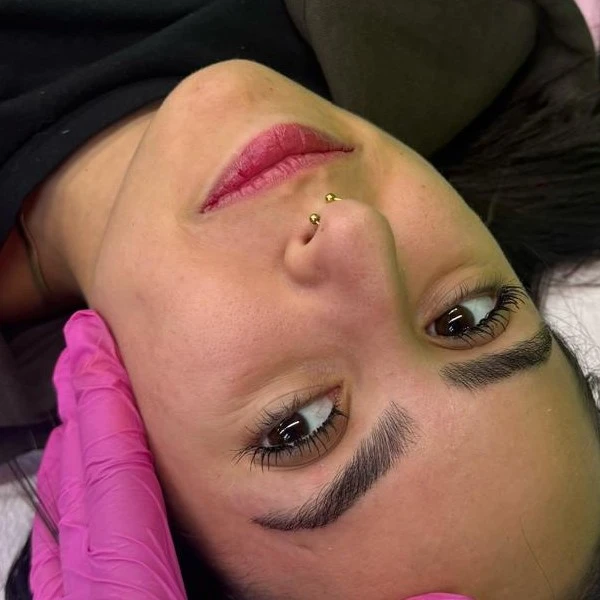 עיצוב גבות טבעיות