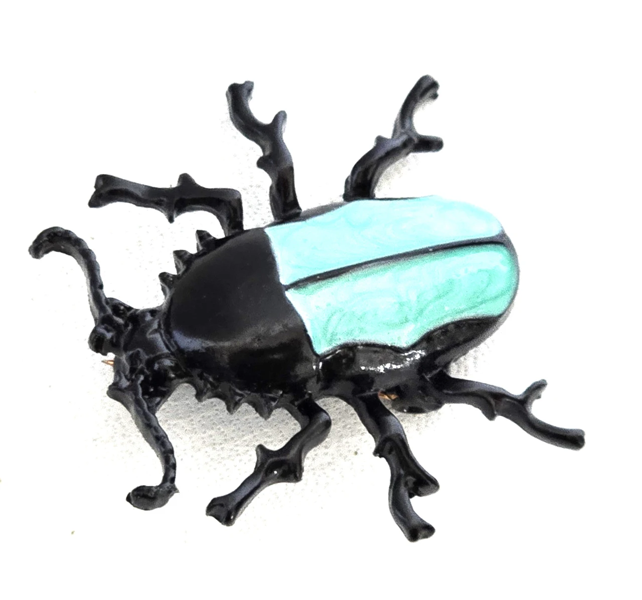 סיכת חרפושית - מתכת שחורה עם גב סברובסקי בצבע טורקיז אורך 3.5 ס"מ