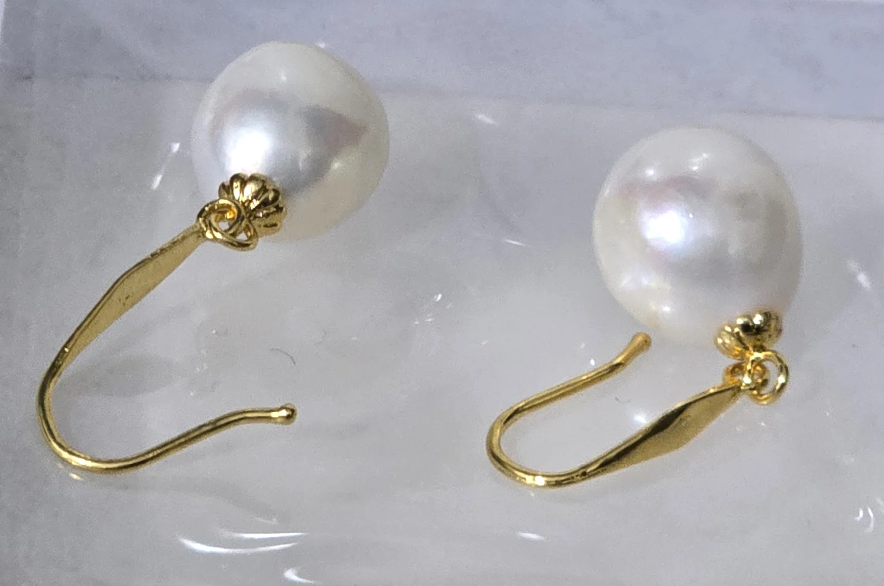 עגילי פנינה וסוגרי זהב