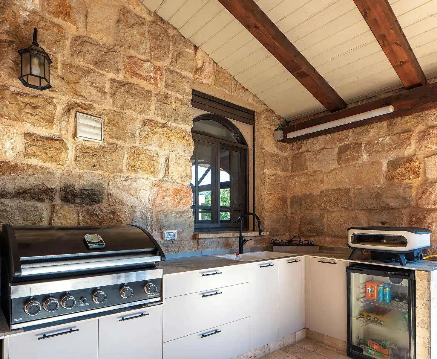 אירוח בוילת האבן - עד 15 אורחים