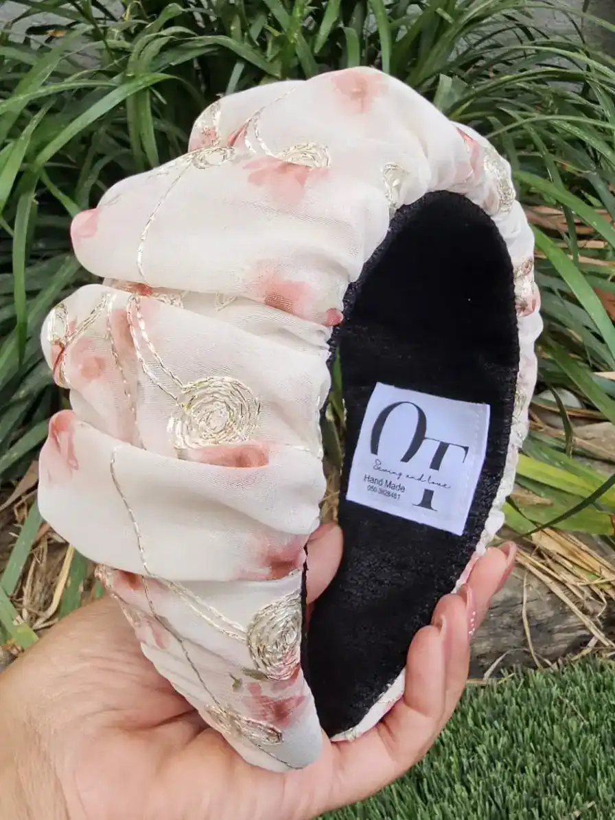 קשת פרחים ורודים עם רקמה בזהב