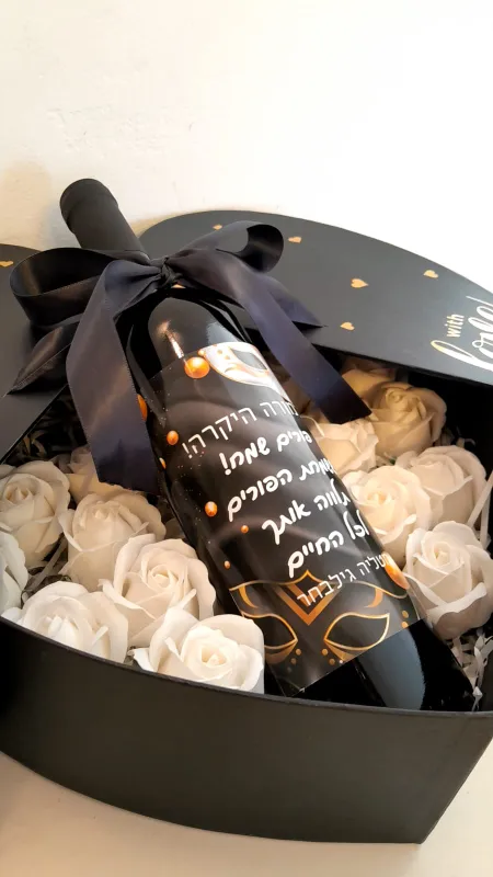 מארז יין ופרחי סבון בקופסא יוקרתית