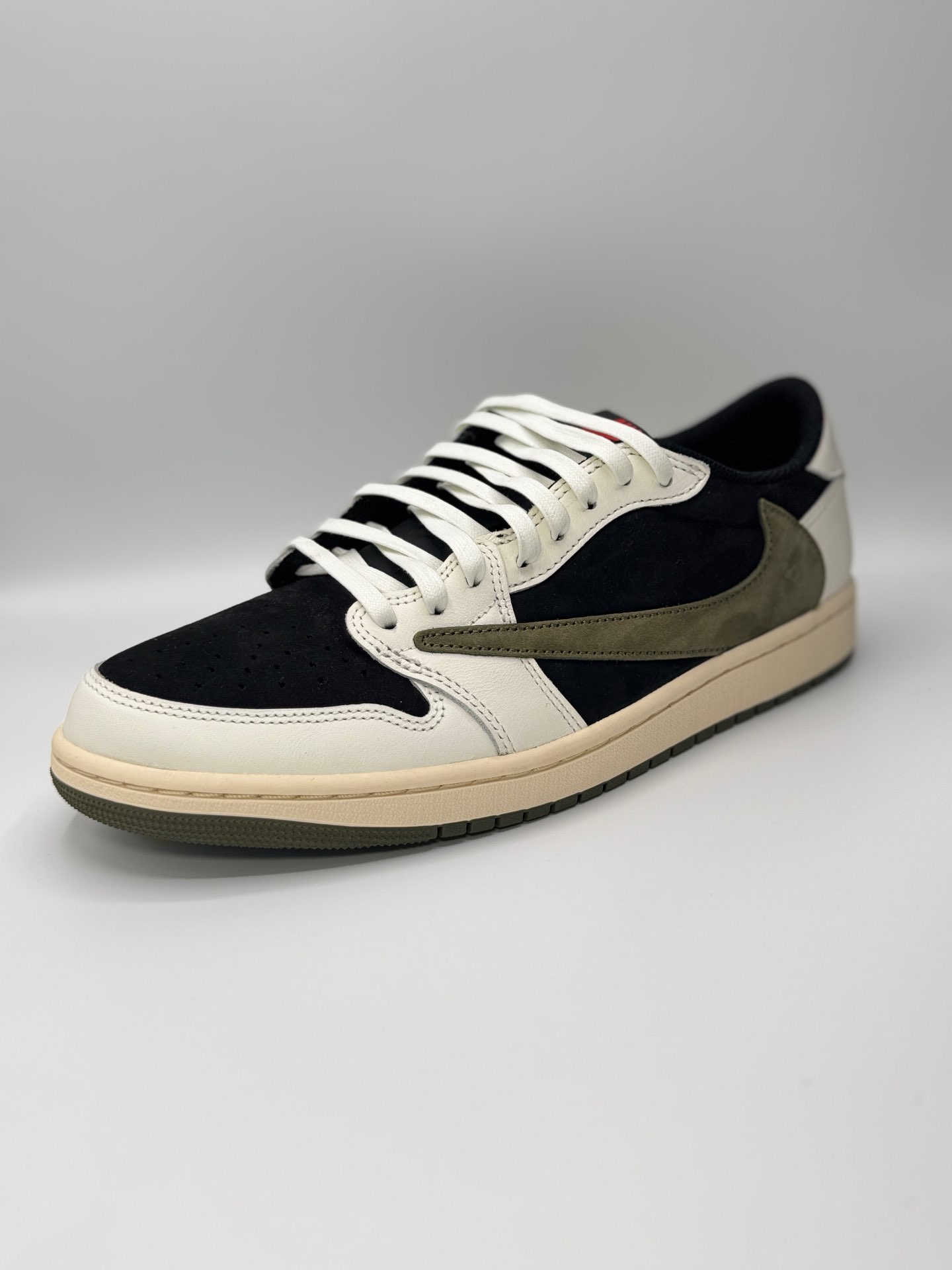 “Jordan 1 Retro Low Og SP “Travis Scott Olive