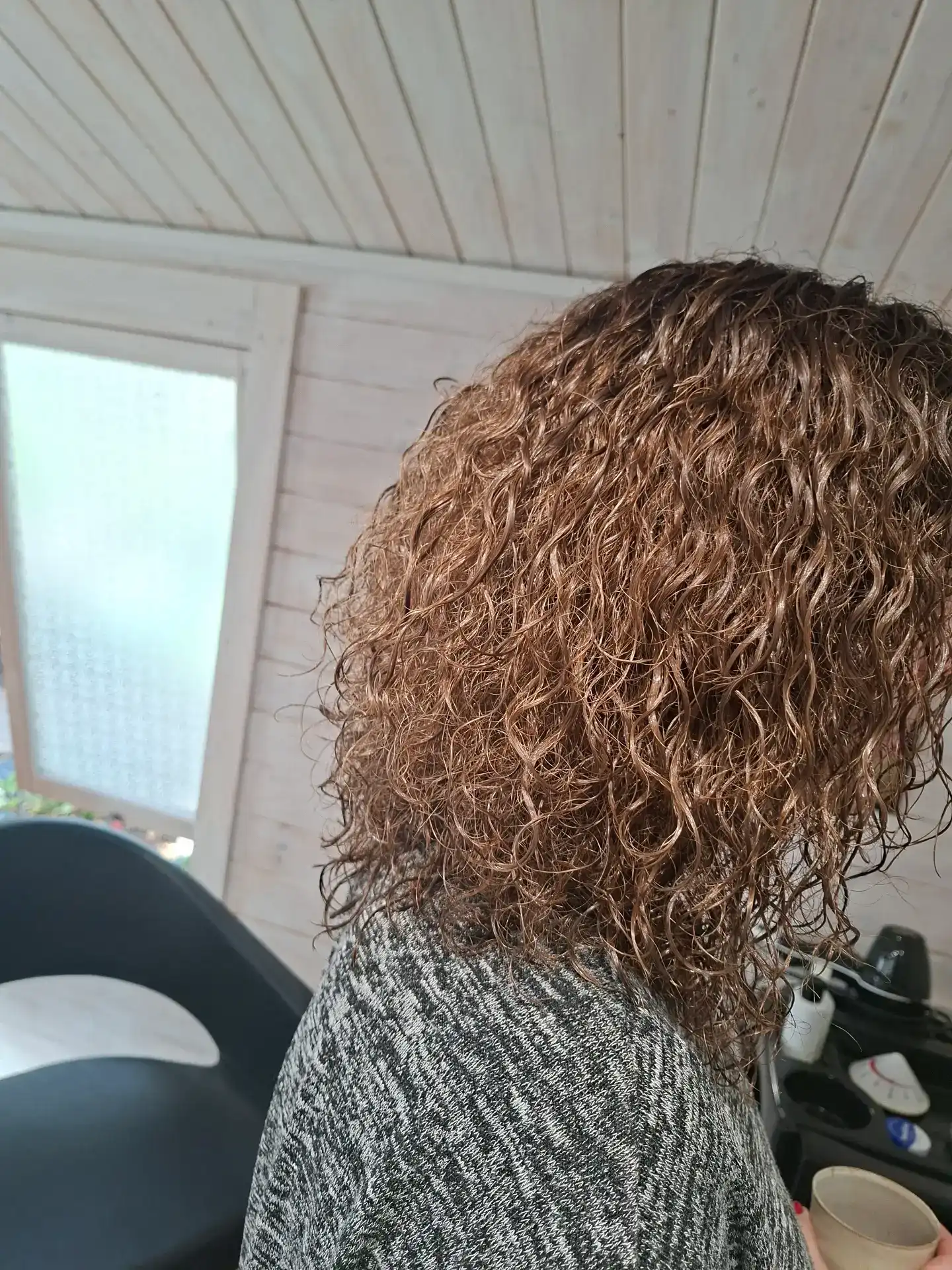 צביעת שיער בחוף הכרמל – צבע שמרגיש נכון | תמר שליט