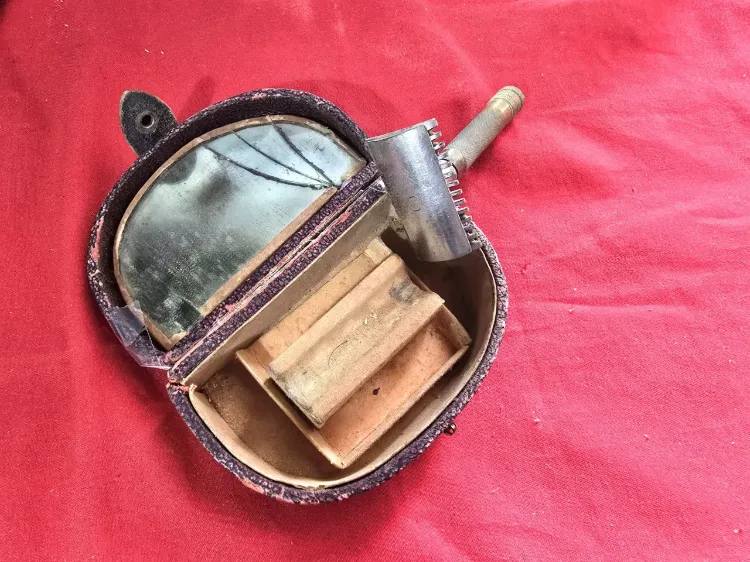 מכונת גלוח ישנה מאד עד עתיקה סביבות המאה ה.20 המכשיר עשוי פליז עם ציפוי ניקל