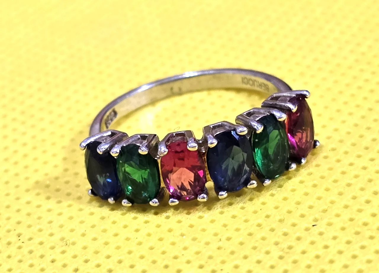 טבעת כסף איכותית ויפה. שמורה במצב מצוין, . חתומה 925. מידה: 7 משקל: 2.60 גרם