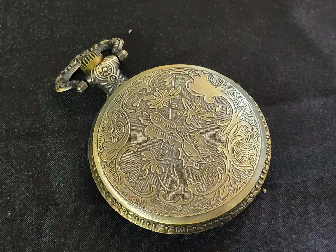 שעון כיס עם תבליט סמל מדינת גאורגיה, מצב עבודה תקין, עם מחוג שניות. מנגנון קוורץ, לוח השעון בגוון לבן. הקופסה עשויה מתכת בגוון ברונזה, פתיחה באמצעות לחיצה על הכפתור. קוטר - 46 מ"מ מצב מושלם.