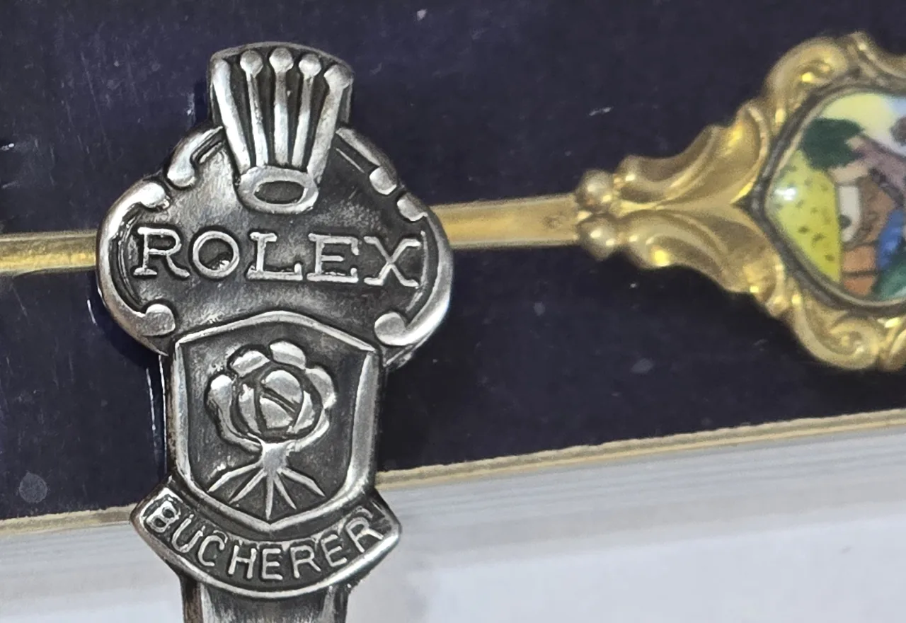 לאספנים !שלוש כפיות כאשר שניים  כפיות רולקס - ROLEX לוצרן , עם סמל מותג השעונים והשני כפית מוזהבת מזכרת
