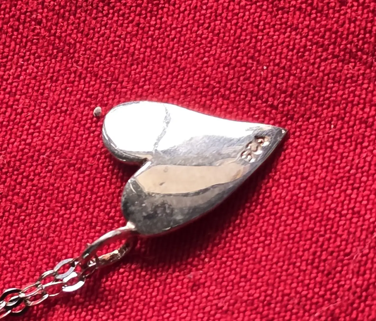 לוט של 4 שרשראות כסף מעוטרות בתליון בדמות לב.  חתומים.  אורך השרשרת 45.5 ס'מ.  משקל כולל 6.8 גרם.