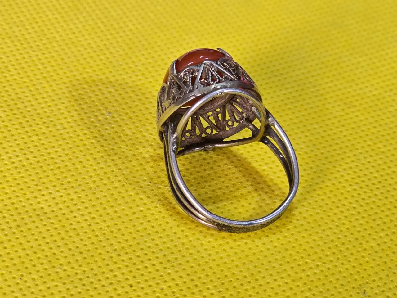 טבעת ישנה מכסף משובץ באבן קורניליאן מידה 9 USA אורך/רוחב 2.5/1.8 ס"מ משקל 7 גרם