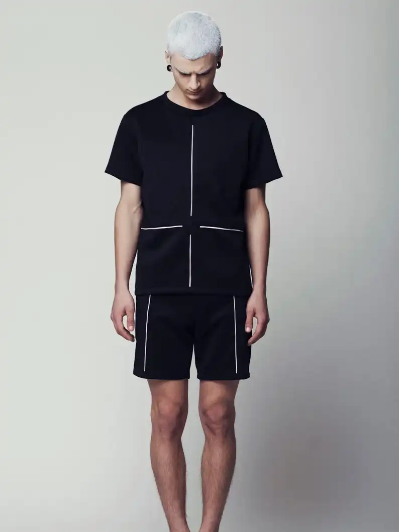 חולצת סקובה שחורה לגברים: טופ מינימליסטי אוברסייז עם שרוול קצר