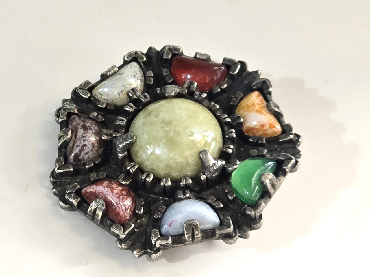 סיכה אנגלית גדולה יפהפיה ומסיבית, וינטג', משובצת באבנים צבעוניות מלוטשות