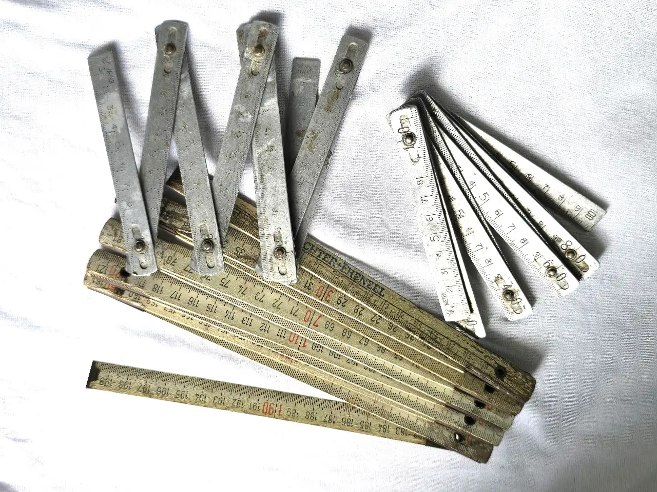 לוט 3 מטרים מתקפלים  2 עשויים אלומיניום        1 מטר     אחד עשוי עץ באורך 2 מטר.