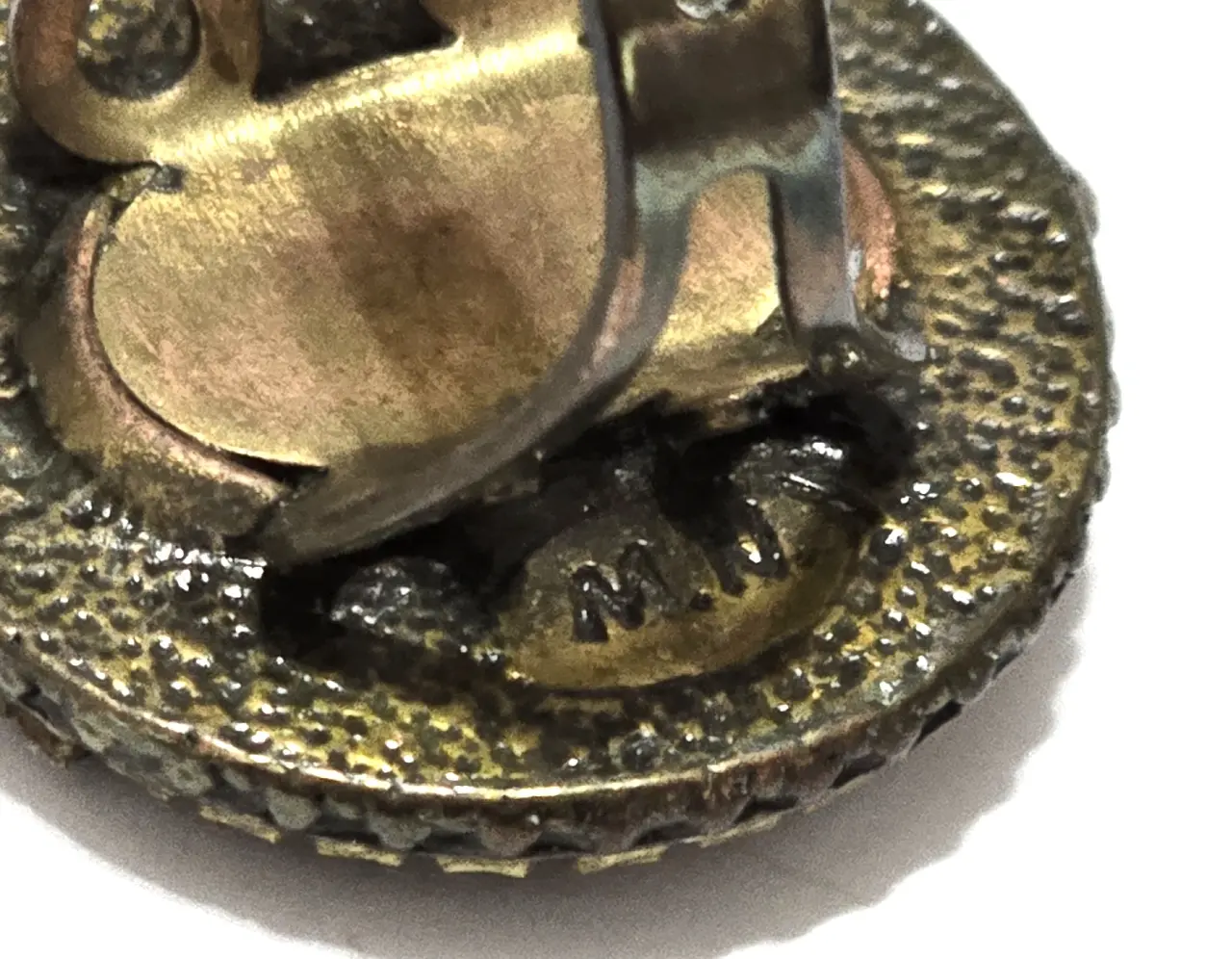 טבעת מבית מיכל נגרין חתומה הטבעת מתכווננת משובצת זרקטנים של סברובסקי מעוטרת בפרח ואמיאל עם ורדים והאות N